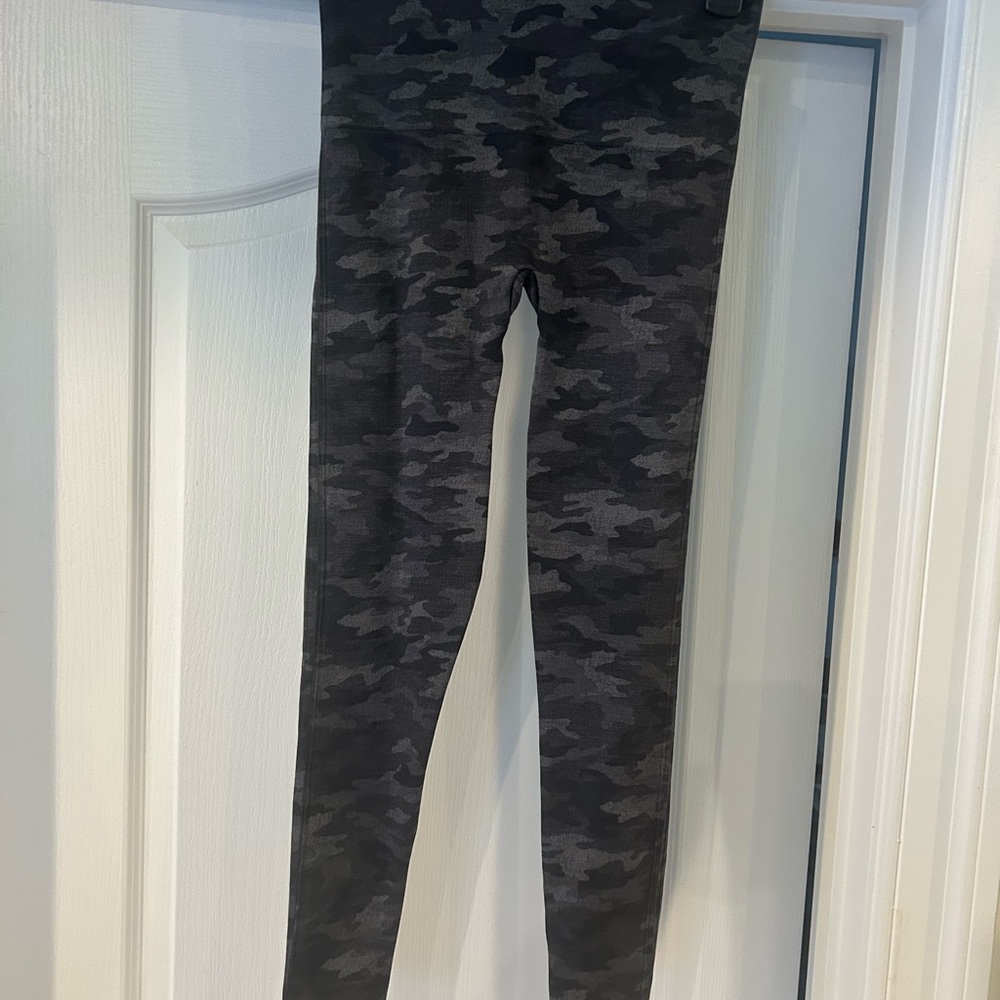 SPANX Women’s Gray Camouflage Leggings